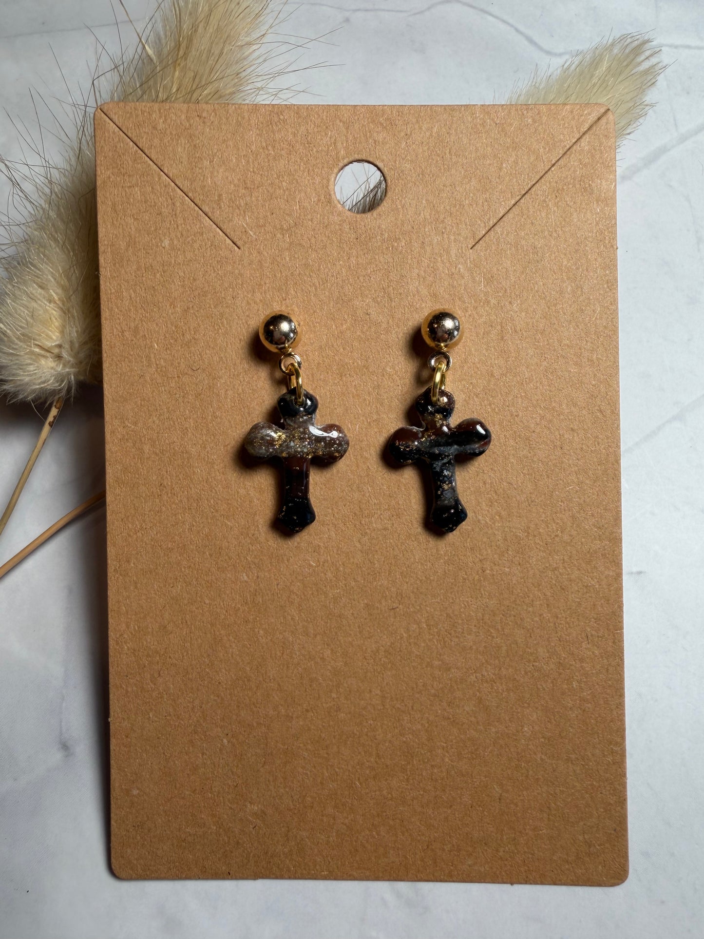 Boucles d’oreilles « Mini Croix », marbre marron/noir et doré
