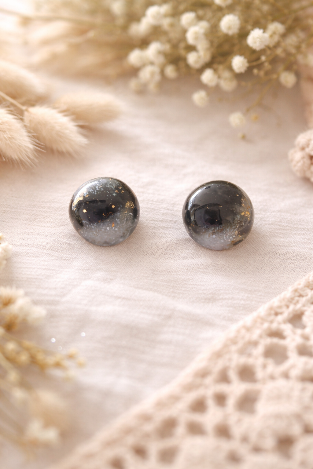 Boucles d’oreilles « Puce » marbré noir, marron et doré